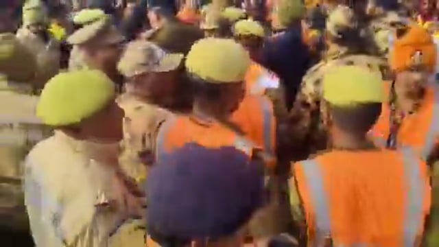 *प्रयागराज —*

माघ मेले में मौनी अमावस्या के दौरान संगम नोज पर भारी भीड़ के बीच हंगामा हो गया। 
प्रशासन द्वारा आगे बढ़ने से रोके जाने पर ज्योतिष पीठ के शंकराचार्य स्वामी अविमुक्तेश्वरानंद सरस्वती ने स्नान करने से इनकार कर दिया।
स्वामी अविमुक्तेश्वरानंद ने आरोप लगाया कि संतों और समर्थकों के साथ मारपीट हुई और यह सब ऊपर के आदेश पर कराया गया। 
भीड़ नियंत्रण को लेकर पुलिस और समर्थकों के बीच धक्का-मुक्की भी हुई।