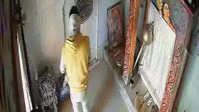 अमेठी जिले के जगदीशपुर कोतवाली क्षेत्र के बड़ागांव स्थित हनुमान मंदिर में दिनदहाड़े चोरी हो गई।