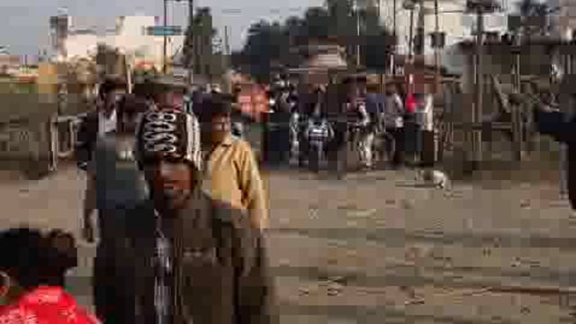 पलिया में रेलवे की लापरवाही से बड़ा हादसा टला, जर्जर पोल ट्रैक्टर-बोगी पर गिरा