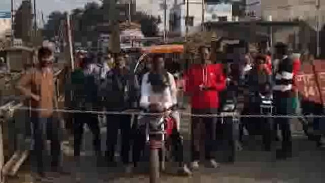 पलिया में रेलवे की लापरवाही से बड़ा हादसा टला, जर्जर पोल ट्रैक्टर-बोगी पर गिरा