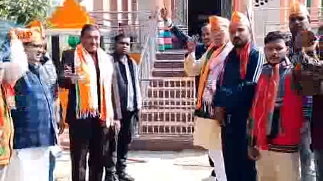 मिश्रौली में भाजपानेतागायत्रीउपाध्याके यहां जिला पंचायतअध्यक्ष राजेशअग्रहरि अध्यक्ष राजेश वीपी दूवेमतदातापुनरीक्षणदेखा