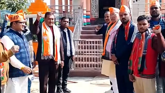 मिश्रौली में भाजपानेतागायत्रीउपाध्याके यहां जिला पंचायतअध्यक्ष राजेशअग्रहरि अध्यक्ष राजेश वीपी दूवेमतदातापुनरीक्षणदेखा