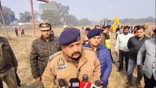 गढ़मुक्तेश्वर क्षेत्रांतर्गत ऑटो को बचाने के चक्कर में एक बस अनियंत्रित होकर सड़क किनारे गड्ढे में गिरने की सूचना