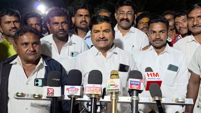 कार्यकर्ता मेळाव्यानंतर विविध प्रश्नांना उत्तरे देताना ब्रह्मानंद पडळकर 