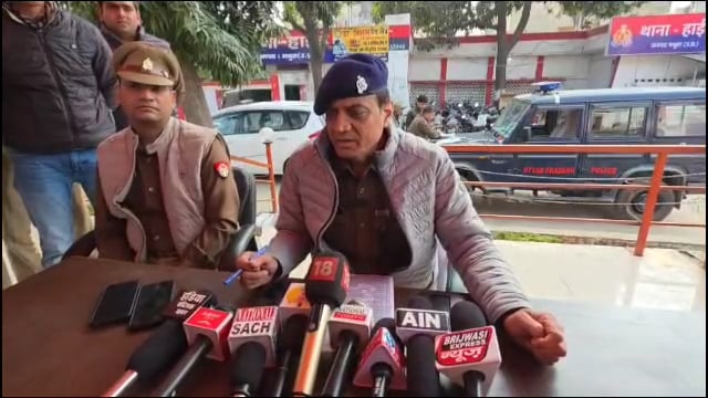 मथुरा पुलिस की बड़ी कार्रवाई: साइबर ठगी के ₹4,06,220 सहित 5 अभियुक्त गिरफ्तार, 7 मोबाइल व 6 डेबिट कार्ड बरामद