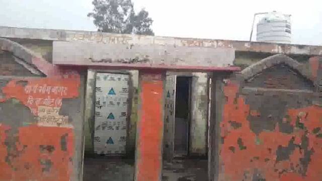 राधारानी मानसरोवर पर लगा अव्यवस्थाओं का अंबार, शौचालय के टूटे दरवाज़े और व्याप्त गंदगी से श्रद्धालुओं की भावनाएं आहत।