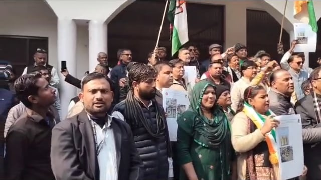 MANT- मथुरा में कांग्रेस कमेटी के द्वारा,जिलाधिकारी कार्यालय पर,प्रदर्शन किया गया,,