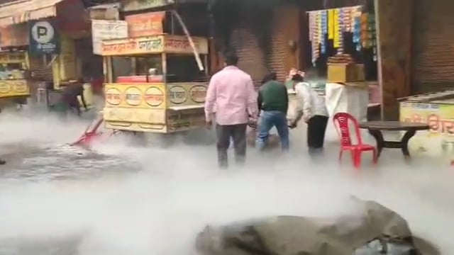 गोवर्धन थाने के सामने दुकान में घरेलू गैस सिलेंडर फटा, भीषण आग से मचा हड़कंप