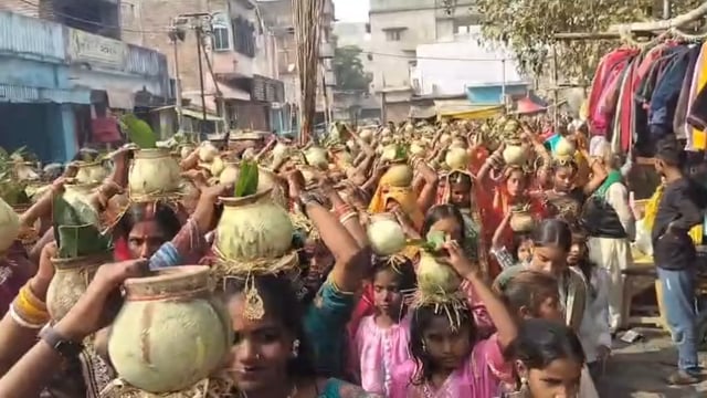 श्रीमद् भागवत कथा ज्ञान यज्ञ एवं सरस्वती पूजा के आयोजन को लेकर निकाली गई भव्य कलश शोभायात्रा।