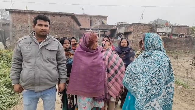बलरामपुर महिला के मनमानी से परेशान ग्रामीणों ने किया प्रदर्शन 