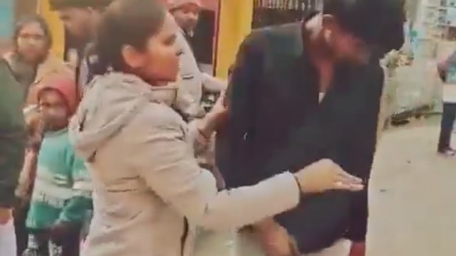 ▶️.....सुनसान गली देख यह मनचला लड़की को छेड़ रहा था, लड़की का हाथ पकड़, उसे खींचने की कोशिश कर रहा था
इसकी वीडियो वायरल हुई जिसके बाद ये लड़का पकड़ा गया
फिर महिला सिपाही ने बीच चौराहे पर इसकी इज्जत उतार दी
महिला सिपाही ने 30 सेकेंड में शोहदे के गाल पर 12 थप्पड़ बरसाए। मामला यूपी के गोरखपुर का है