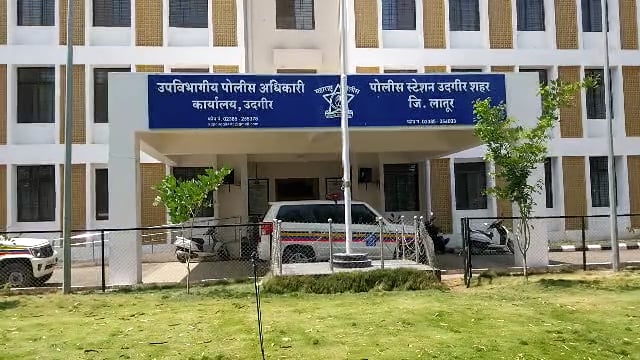 पोलिसांना गुन्ह्याचा व्हिडीओ का दाखवला म्हणून युवकांचे अपहरण करून रेल्वे रुळाला बांधून जीवे मारण्याचा प्रयत्न