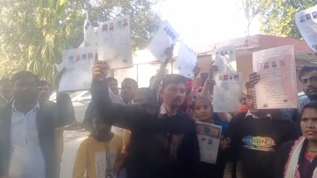 शाहजहांपुर। अवैध कॉलोनियों के खिलाफ प्रशासन द्वारा की गई बुलडोजर कार्रवाई से आक्रोशित महिलाओं, बुजुर्गों और बच्चों ने सोमवार को कलेक्टर कार्यालय पर जोरदार धरना-प्रदर्शन किया। प्रदर्शनकारियों का आरोप है कि जिन प्लाटों पर कार्रवाई की गई, उनमें से अधिकांश के पास वैध कागजात मौजूद थे।