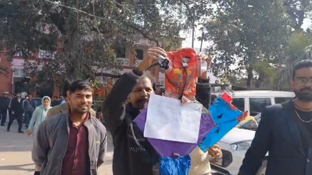 चाइनीज मांझे के खिलाफ पुतला दहन, प्रशासन से सख्त कार्रवाई की मांग
शाहजहांपुर। चाइनीज मांझे की बिक्री के विरोध में समाजसेवी पत्रकार नबी सलमान के नेतृत्व में विकास भवन के गेट के पास पतंग-मांझे का पुतला जलाया गया। प्रदर्शनकारियों ने इसे “मौत का फंदा” बताते हुए प्रशासन की चुप्पी पर सवाल खड़े किए।