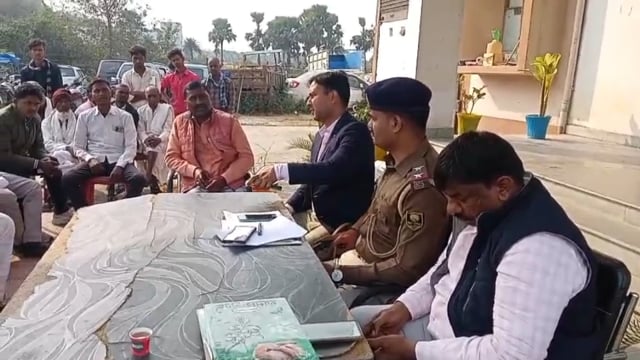 सरस्वती पूजा शांतिपूर्ण माहौल में संपन्न कराने को लेकर परना डाबर थाना परिसर में की गई शांति समिति की बैठक