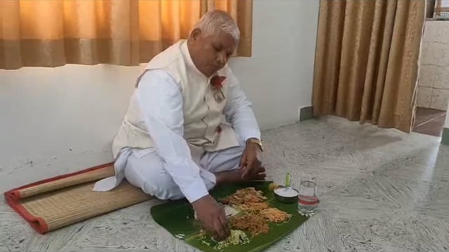 करूर (तमिलनाडु) में पोंगल त्यौहार का ब्रह्माभोजन करते हुए बीके भगवान भाई माउंट आबू राजस्थान 