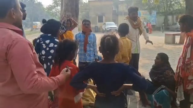 झूला में फंसी 12 वर्षीय युवती, गंभीर स्थिति में बेतिया रेफर