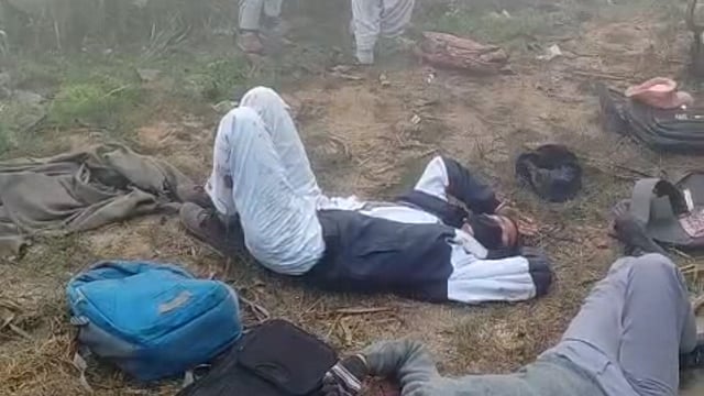 मुज़फ्फरनगर।पुरकाजी क्षेत्र के गोधना मे एम्बुलेंस ने ई-रिक्शा मे टक्कर मारी, स्कूल जाते समय हुआ हादसा .. 4 बच्चे घायल।।