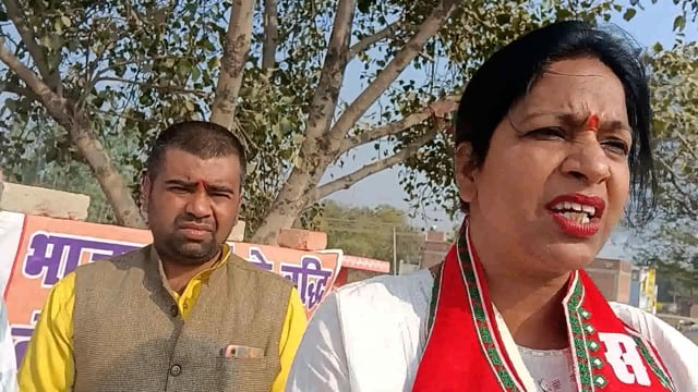 संगम में शंकराचार्य अविमुक्तेश्वरानंद के अपमानसे आहतसपामहिलाजिलाअध्यक्षगुन्जनसिहनेभाजपाकेबुद्धिशुद्धिके लिए हवनपूजन किया