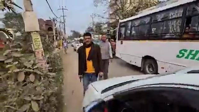 .▶️....जिला प्रशासन की गाड़ी है तो क्या आप लोग रॉन्ग साइड चलेंगे ?
छपरा में इसी बात पर भिड़ गई महिला पत्रकार, जिसके बाद अधिकारी बौखला उठे और उल्टा सीधा बोलने लगे 
लेकिन महिला पीछे नहीं हटी और आखिर में अधिकारियों को ही भागना पड़ा