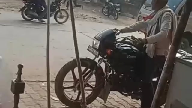 👉कौशाम्बी मे कोर्ट के स्टे को रौंदता रहा निर्माण, पिपरी पुलिस बनी रही मूकदर्शक निर्माण के दौरान खूब चले ईंट-पत्थर ।
कौशाम्बी जिले के पिपरी थाना क्षेत्र से कानून व्यवस्था को शर्मसार करने वाला मामला सामने आया है, जहाँ न्यायालय द्वारा स्पष्ट रूप से लगाए गए स्टे ऑर्डर के बावजूद एक दबंग पक्ष ने  किस तरह कोर्ट के आदेशों की खुलेआम धज्जियाँ उड़ाई गईं और पिपरी पुलिस समय पर मौके पर नहीं पहुंची।