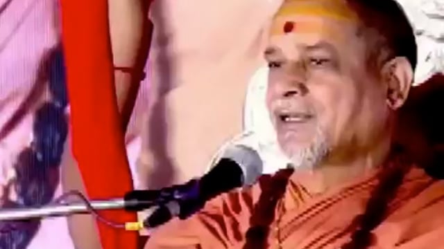 ▶️......द्वारका की शारदा पीठ के शंकराचार्य स्वामी सदानंद सरस्वती भी शंकराचार्य अविमुक्तेश्वरानंद के समर्थन में सामने आए हैं
उन्होंने प्रयागराज मेला प्रशासन को चेताते हुए कहा कि -"सत्ता की ताक़त मिलने पर उसका दुरुपयोग नहीं किया जाना चाहिए। गंगा स्नान को जा रहे लोगों को रोकने वालों को गौ हत्या का पाप लगता है है
भुने चने को सत्तू कहा जाता है और उसके घोल को अंग्रेज़ी में “प्रोटीन शेक”
प्रयागराज मेला के अफसरों को यही “प्रोटीन शेक” बहुत पसंद आ रहा है और इसी पसंद के चलते मेले में अध्यात्म और धर्म की गरिमा को नुकसान पहुँचाया गया है।