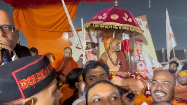 ▶️.....प्रयागराज 
माघ मेले में शिविर के बाहर बैठे शंकराचार्य स्वामी अविमुक्तेश्वरानंद सरस्वती से मिलने पहुंचे कांग्रेस के प्रदेश अध्यक्ष अजय राय,
कांग्रेस के प्रदेश अध्यक्ष अजय राय के साथ कई नेता भी मिलने पहुंचे,
स्वामी अविमुक्तेश्वरानंद नंद की इस लड़ाई में अजय राय ने दिया समर्थन,