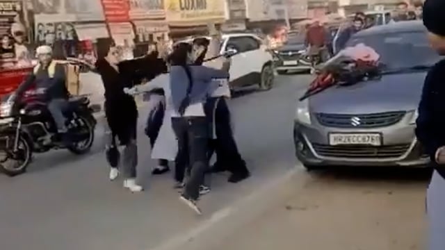 ▶️......म्हारी छोरियां छोरों से कम हैं के... ?
बीच सड़क आपस में भिड़ गई लड़कियां
हरियाणा के करनाल में आईटीआई की छात्राएं बताई जा रही हैं