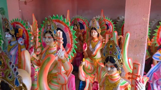 BANKA NEWS: मिट्टी में सजी साधना: बौंसी में मूर्तिकारों ने मां सरस्वती की प्रतिमाओं को दिया अंतिम स्वरूप