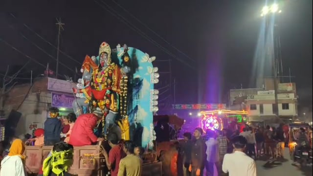 नम आंखों से श्रद्धालुओं ने किया मां काली की प्रतिमा का विसर्जन।