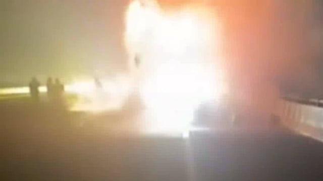 मथुरा में यमुना एक्सप्रेस-वे पर चलती बस में एक बार फिर लगी आग, फायर ब्रिगेड की टीम ने कड़ी मशक्कत के बाद पाया काबू।