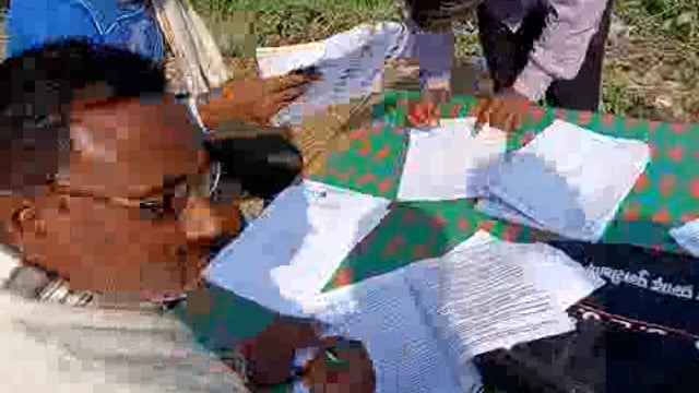 बी ल ओ 398भाग संख्या घर-घर जाकर वोटरों को संतुष्ट करते हुए कार्य कर रहे हैं 