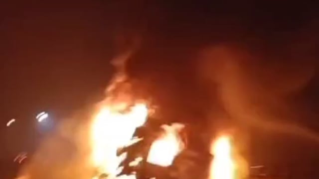 MANT- यमुना एक्सप्रेसवे पर चलती बस में भीषण आग,बड़ा हादसा टला,,