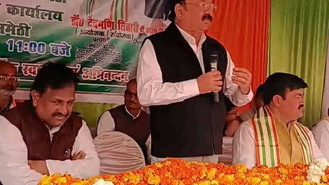 अमेठीकांग्रेस कार्यालय में कार्यकर्ता सम्मेलन नेता डा देवमणि तिवारी ने किया सांसद किशोरी शर्मा ने लोगोंसंवाद किया 