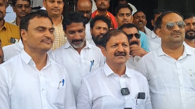 माजी सभापती प्रा शिवाजी मुळे यांनी राष्ट्रवादी शरद पवार गटाला सोडचिठ्ठी देत काँग्रेस पक्षाकडून भरला उमेदवारी अर्ज