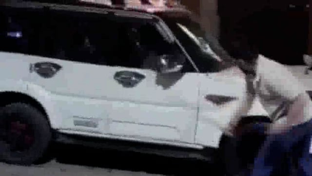 होटल स्टाफ और श्रद्धालुओं में खाने के बिल को लेकर हुआ खूनी संघर्ष, गाड़ियों में की तोड़फोड़, 3 गंभीर घायल, आगरा रेफर।