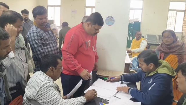 पांच पंचायतों में होने वाले पैक्स चुनाव नामांकन प्रक्रिया संपन्न,अध्यक्ष पद के  13 प्रत्याशियों ने किया पर्चा दाखिल।