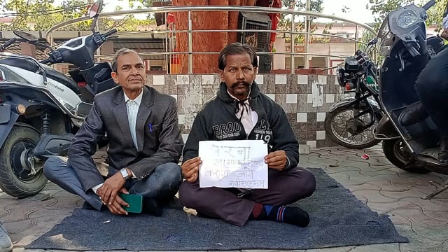 चाइनीस मांझा के लिए धरना देते हुए