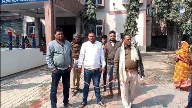 डायल 112 पुलिस टीम पर हमला एवं आगजनी मामले में फरार तीन आरोपियों को पुलिस ने किया गिरफ्तार।