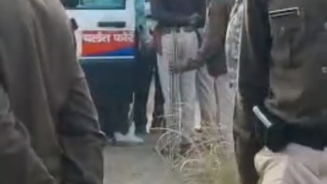 लौकरिया के जंगल में पेड़ से लटके दो कंकाल मिलने से सनसनी, अपहरण कांड से जुड़ने पर पुलिस हर एंगल से जांच में जुटी