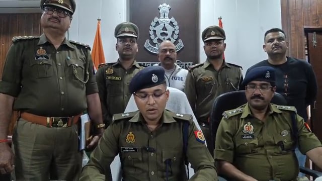 ▶️...Lko Big Breaking....◀️
राजधानी लखनऊ पुलिस ने 24 घंटे के भीतर BKT में कंटेनर चालक की हत्या का खुलासा किया!!
अभियुक्त का नाम सन्दीप कुमार है जो मृतक का रिश्तेदार है!!
पुलिस ने अभियुक्त को आउटर रिंग किसान पथ से गिरफ्तार किया!!
अभियुक्त ने अपनी साली से छेड़छाड़ के आरोप में मृतक की हत्या की थी!!
पुलिस ने अभियुक्त के पास से आलाकत्ल और घटना में प्रयुक्त ई-रिक्शा बरामद किया!!
अभियुक्त ने पुलिस को बताया कि उसने मृतक के सिर पर लोहे की रॉड से कई वार किए!!
मृतक राममूर्ति का शव इंदौराबाग अंडरपास के पास कंटेनर में मिला था!!
पुलिस ने अभियुक्त के खिलाफ हत्या का मामला दर्ज कर लिया है!!