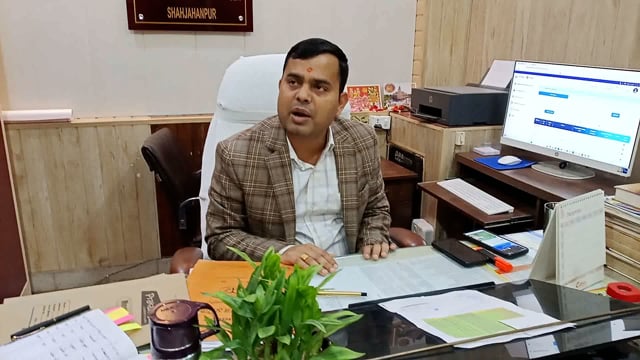 SIR जोरो से काम चल रहा है और भीड़ देखने को मिली