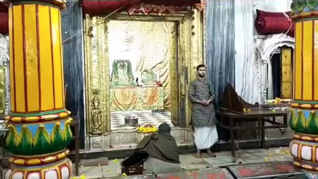 MANT- मथुरा के द्वारकाधीश मंदिर में,भक्तों द्वारा रसिया गायन बसंत पंचमी की शुरुआत में गाया गया, तथा मंगल प्रसादी वितरित,