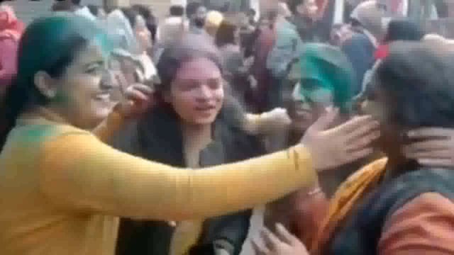 होली खेल रहे बांके बिहारी, आज रंग बरस रहा_________