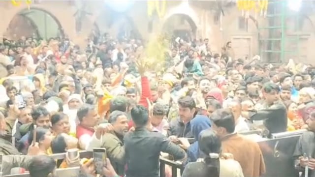 MANT- मथुरा के वृंदावन में, साल में एक दिन खुलने वाले बसंती कमरे के, दर्शनों के लिए उमडा भक्तों का, सैलाब,,