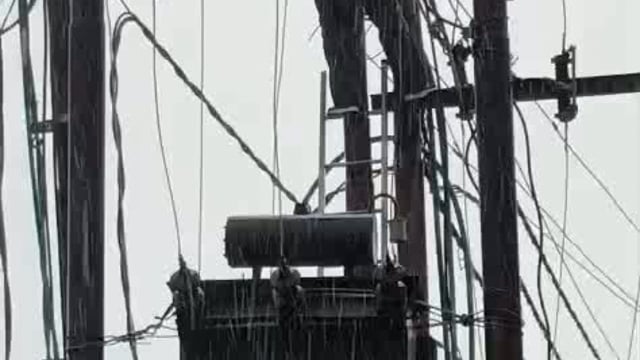 *विद्युत विभाग कितनी विकट स्थिति में भी अपने फर्ज को अंजाम देता हे जिस जगह पर नेता व अधिकारी सख्त होते हैं वहाँ पर लाइनमेन भी अपने कार्य को जिम्मेदारी से करते हैं, लेकिन अब अधिकांश अधिकारी भी भ्रष्टाचार में लिप्त होते है, जिससे लाइनमैन तार जोड़ने के 50 रुपये लेते है और उनकी शिकायत होने पर अधिकारी कोई कार्रवाई नहीं करते