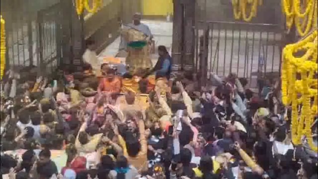 ब्रज में 40 दिनों के होलिका महोत्सव का हुआ आगाज : भक्तों ने अबीर-गुलाल से आराध्य बांके बिहारी संग खेली होली।