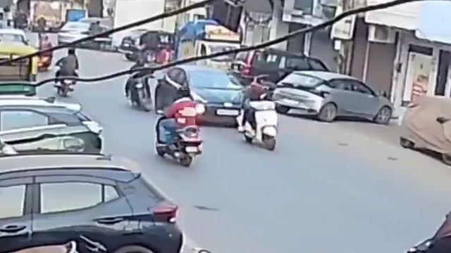 ▶️.....मध्य प्रदेश | ग्वालियर में पूनम गौर की शादी मानसिक कमजोर अश्मित पाराशर से सिर्फ नोटरी डॉक्यूमेंट्स पर हुई। इसकी एवज में दलाल बंटी धाकड़ ने लड़के वालों से 2 लाख लिए। शादी के कुछ घंटे बाद ही दलाल स्कूटी पर साथियों संग आया। जबरन कार रुकवाई, दुल्हन को स्कूटी पर बैठाया और ले गया।