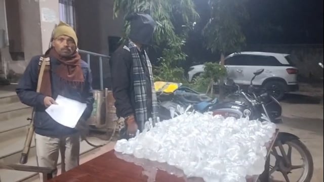 पुलिस को देखकर भाग रहा शराब तस्कर दुर्घटना का शिकार ,101 लीटर महुआ शराब बरामद।