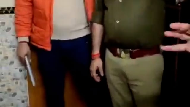 ▶️......कानपुर– पुलिस ने रमाकांत गुप्ता के घर छापा मारकर करीब दो करोड़ रुपये नकद और 62 किलो चांदी बरामद की है, पूछताछ में रकम के स्रोत का संतोषजनक जवाब नहीं मिला, राहुल जैन शिवम त्रिपाठी और सचिन गुप्ता समेत पांच लोगों को हिरासत में लिया गया है, पुलिस के अनुसार हवाला सट्टा और शेयर ट्रेडिंग से जुड़े इस नेटवर्क के तार इंटरनेशनल क्रिकेट बुकी अंकुश अग्रवाल से जुड़े बताए जा रहे हैं